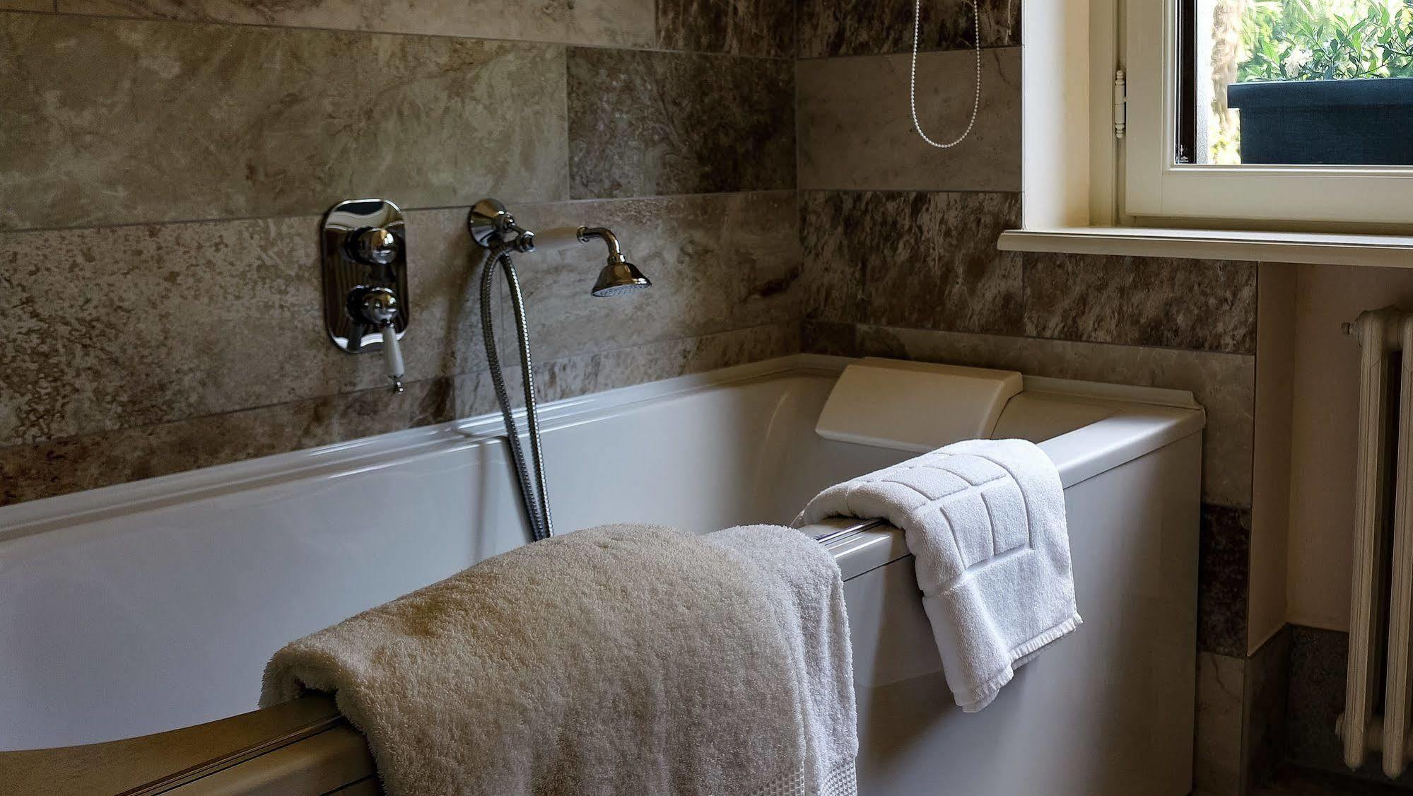 Villa Chiara B&B Biandronno Dış mekan fotoğraf